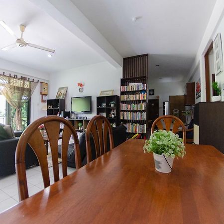 Poni Homestay Muara Екстер'єр фото