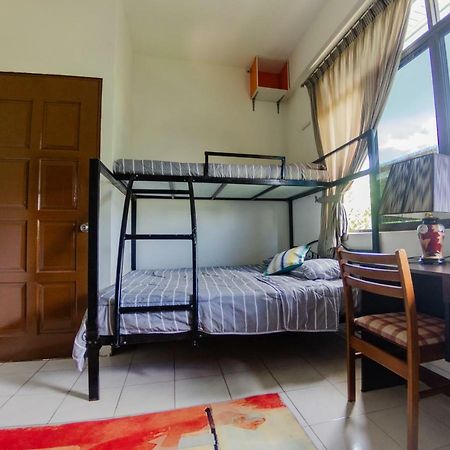 Poni Homestay Muara Екстер'єр фото