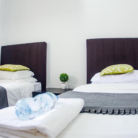 Poni Homestay Muara Екстер'єр фото
