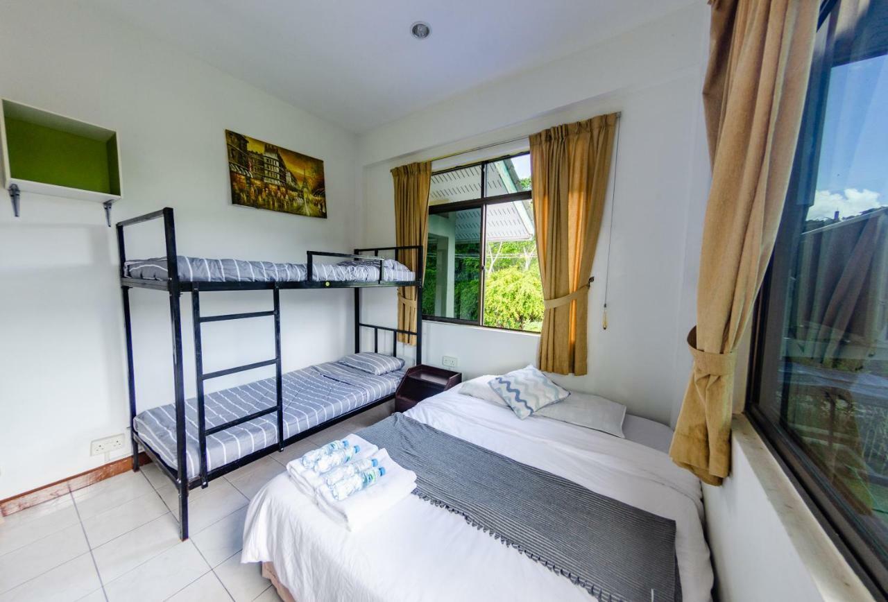 Poni Homestay Muara Екстер'єр фото