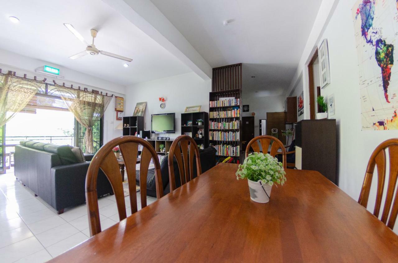 Poni Homestay Muara Екстер'єр фото