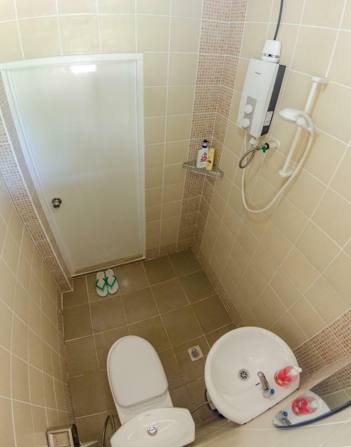 Poni Homestay Muara Екстер'єр фото