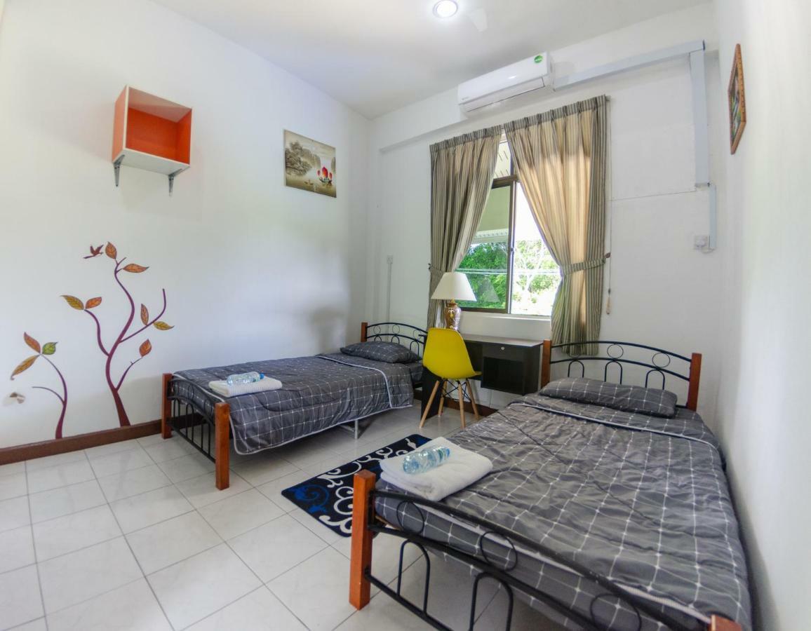 Poni Homestay Muara Екстер'єр фото