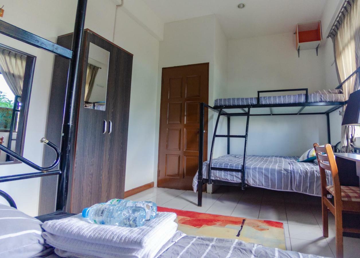 Poni Homestay Muara Екстер'єр фото