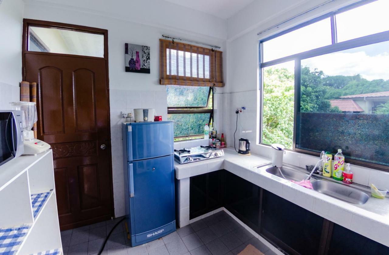 Poni Homestay Muara Екстер'єр фото