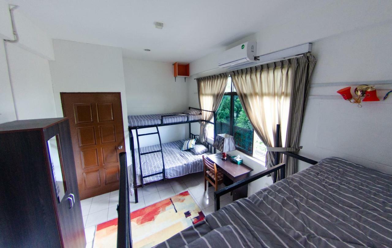 Poni Homestay Muara Екстер'єр фото