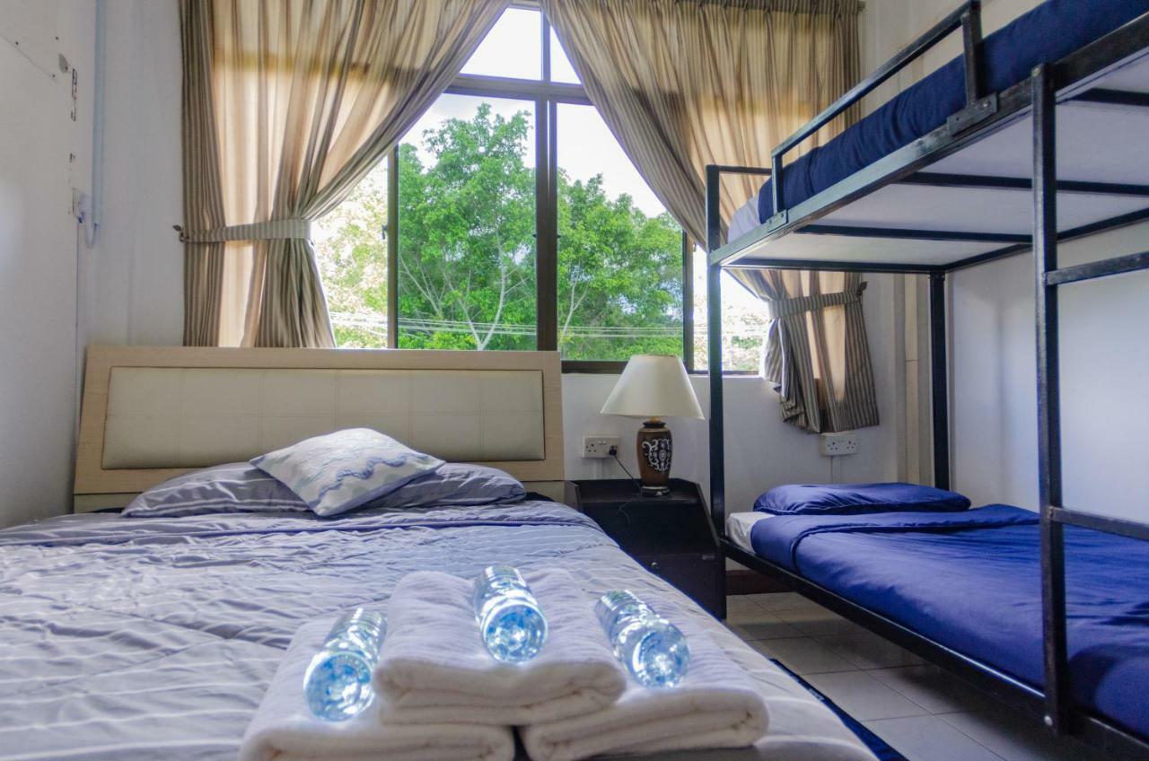 Poni Homestay Muara Екстер'єр фото