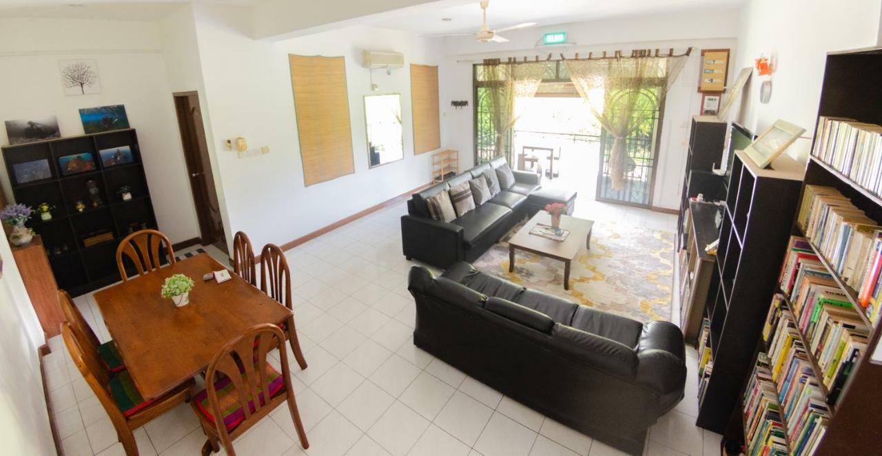 Poni Homestay Muara Екстер'єр фото