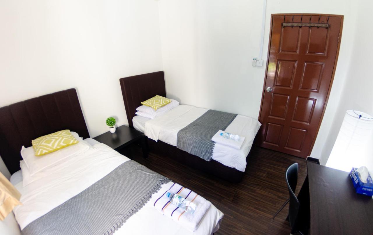 Poni Homestay Muara Екстер'єр фото
