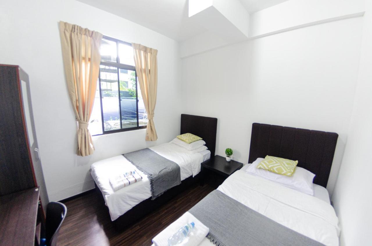 Poni Homestay Muara Екстер'єр фото
