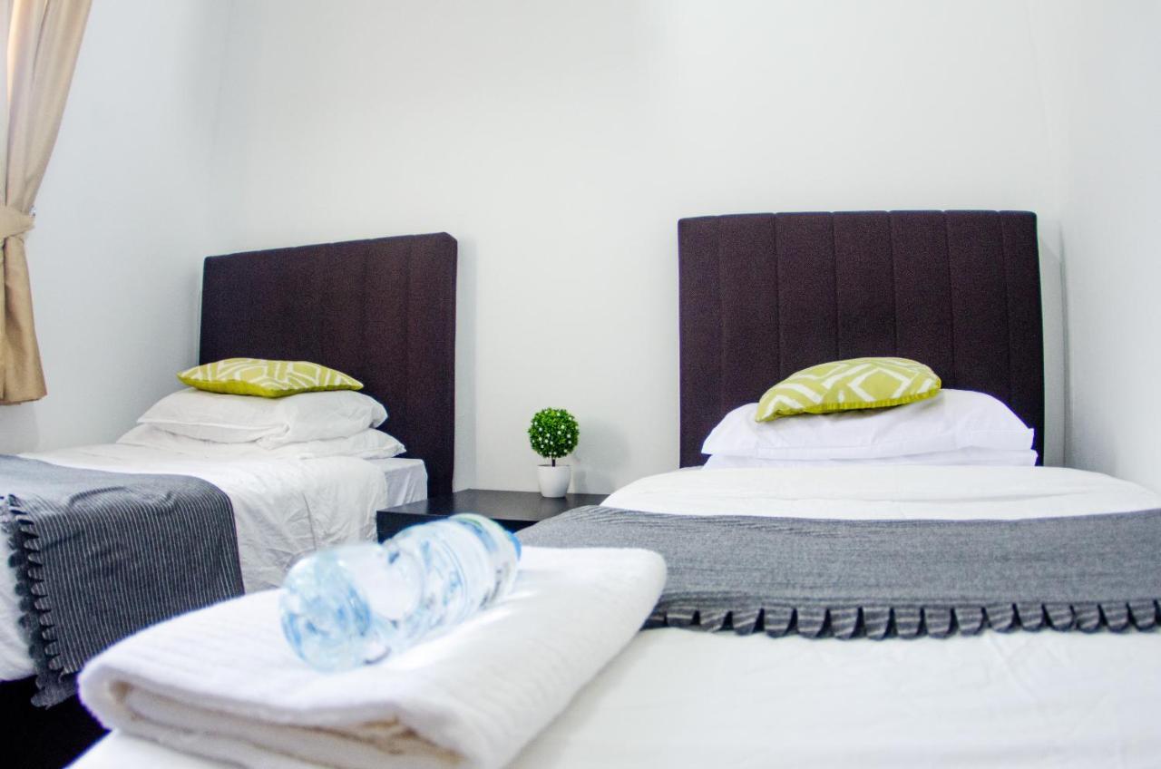 Poni Homestay Muara Екстер'єр фото